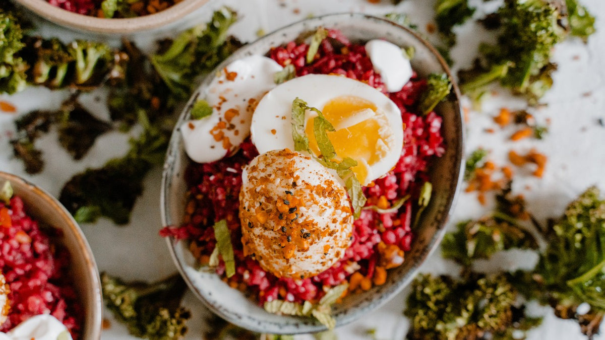 Dukkah Eier mit Grünkohlchips